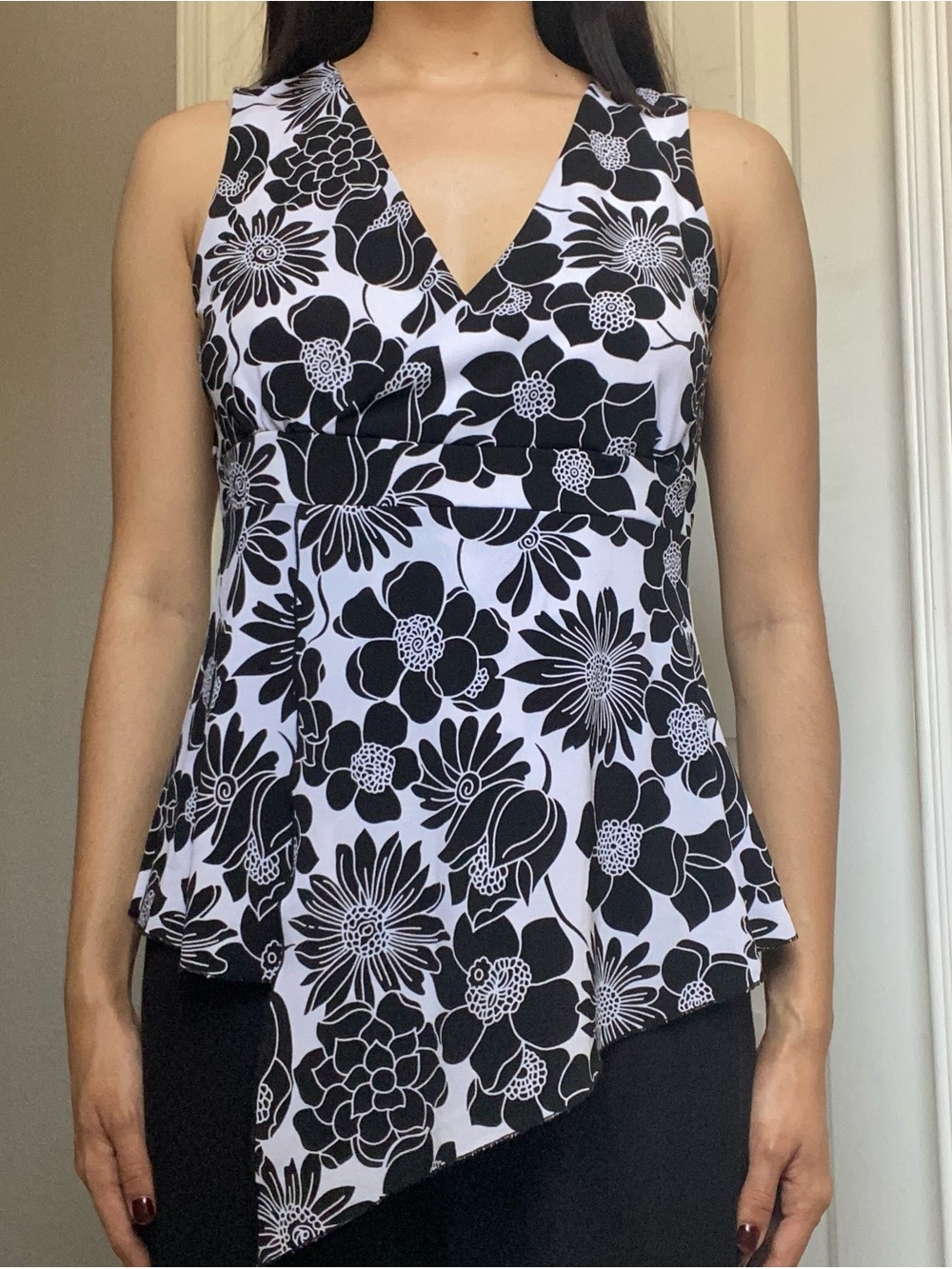 Black & White Floral V Neck Sleeveless Women’s Top